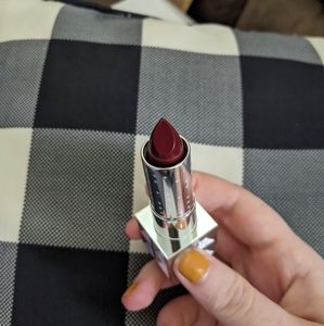 Belle en Argent lipstick in Smoking on screen